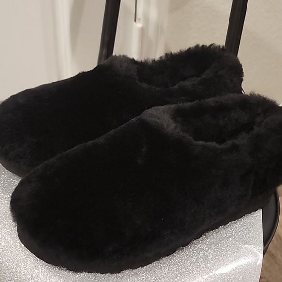 Ugg Classic Comfy Bootie- Black - Picture 8 of 11